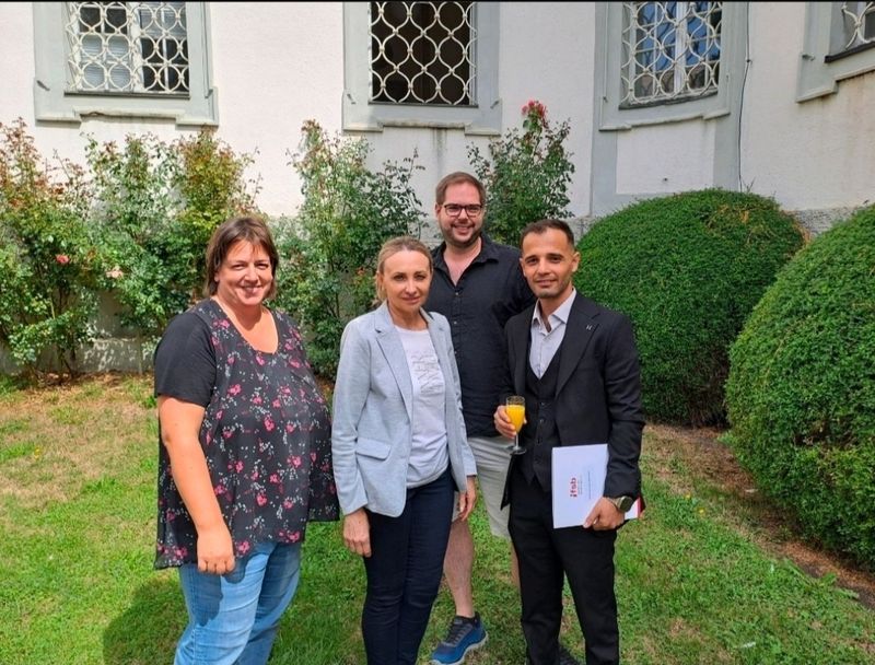 Mohammad Khalid (rechts) mit Praxisanleiterin Julia Gulde, der Pflegedienstleitung Emilia Weber und der Stationsleitung Timo Sailer (von links nach rechts)