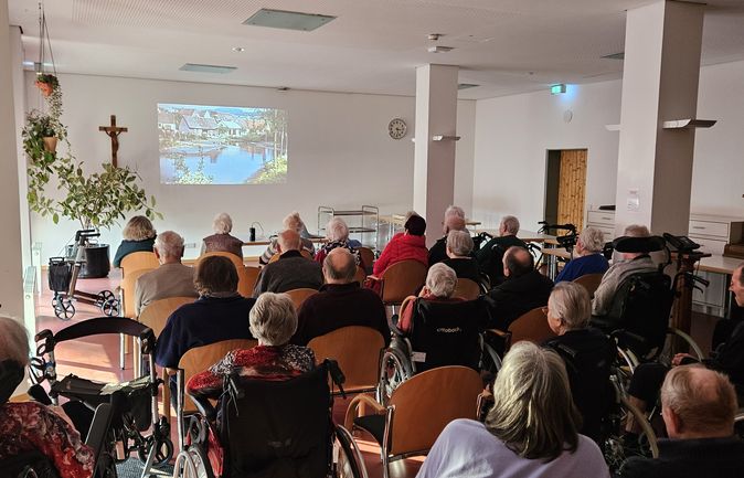 Senioren im Saal schauen Filmvorführung im Konrad-Manopp-Stift