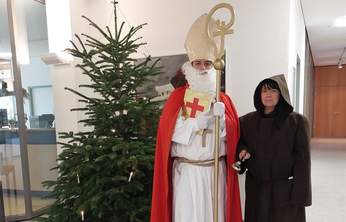 Nikolaus im Bischofsornat mit Knecht Ruprecht