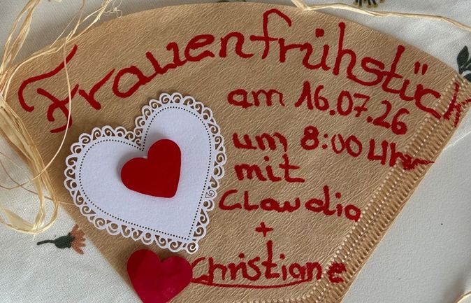 Bunte Frühstücksteller mit Müsli und Kuchen