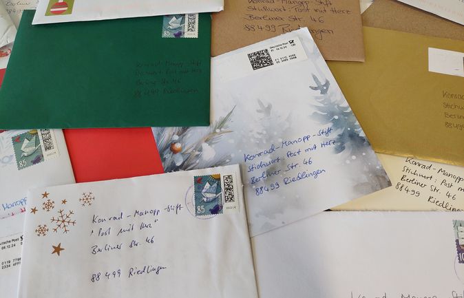 Handbeschriebene Briefe und Weihnachtskarten mit Briefmarken