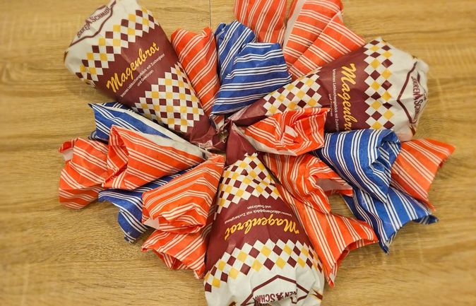 Bunte Tüten mit Magenbrot als süße Überraschungen für Bewohner