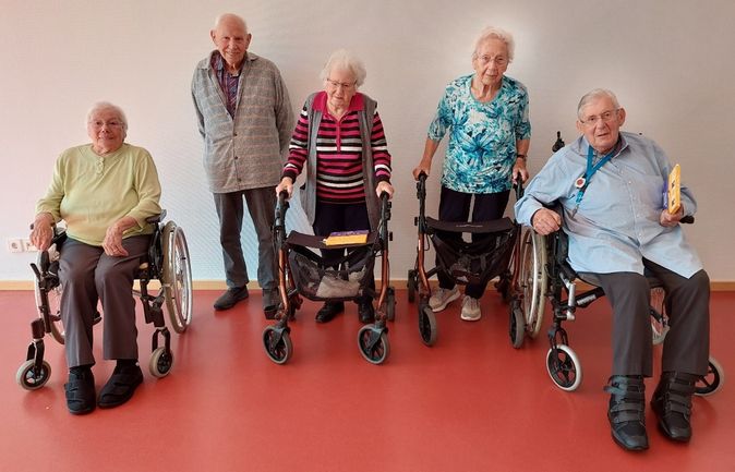 Fünf Bewohner mit Rollstühlen und Rollatoren als Heimbeirat gewählt