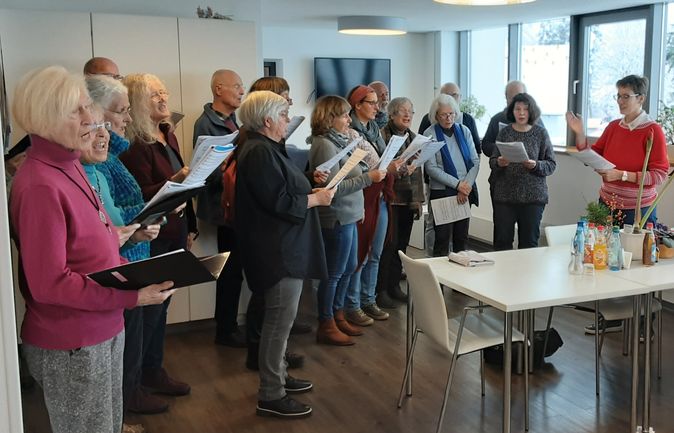 Seniorenchor singt im Gemeinschaftsraum des Seniorenzentrums