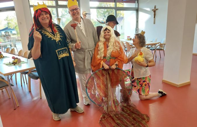 Fünf kostümierte Personen beim Herbstfest im Konrad-Manopp-Stift