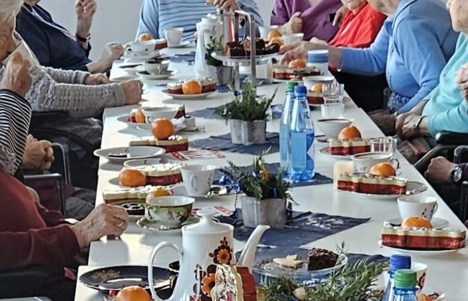 Gedeckter Tisch mit Kaffee, Kuchen und Adventsdekoration im Altersheim