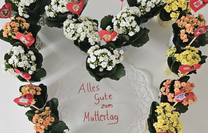 Blumenherz mit Aufschrift: Alle gute zum Muttertag