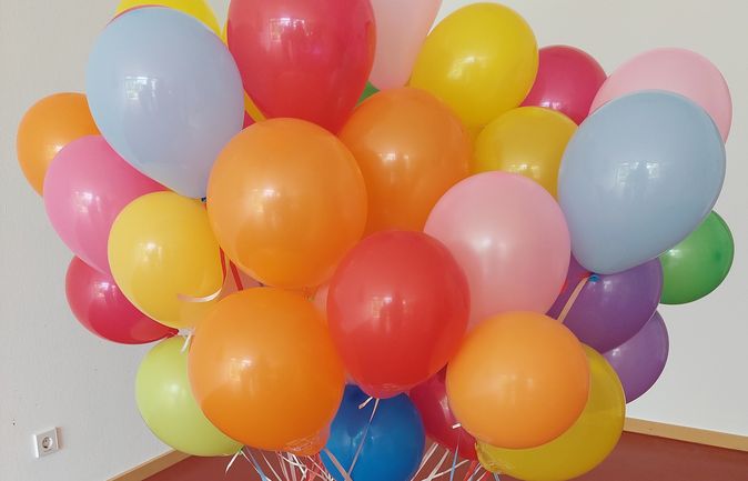 Bunte Luftballons bei Abschlussfeier der Matthias-Erzberger-Schule in Biberach