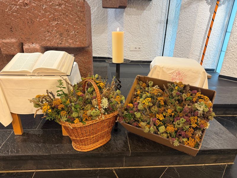 Kräuterbüschel mit Altarkerze