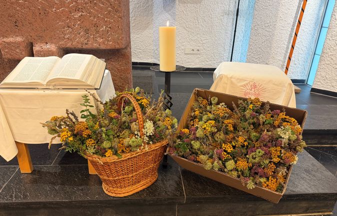Kräuterbüschel mit Altarkerze