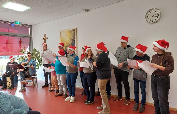 Sängerinnen und Sänger mit roten Nikolausmützen