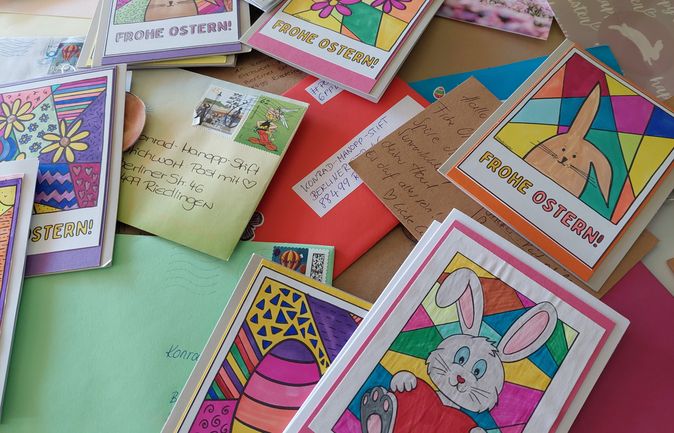 Bunte handgeschriebene Osterkarten und Umschläge mit Frohe Ostern