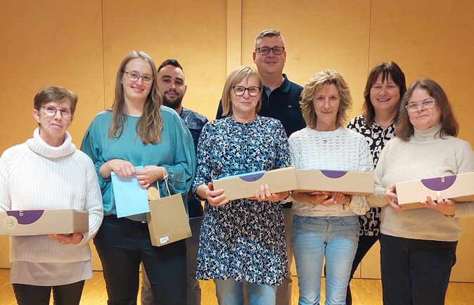 Acht Mitarbeitende des Konrad-Manopp-Stifts mit Geschenkkartons