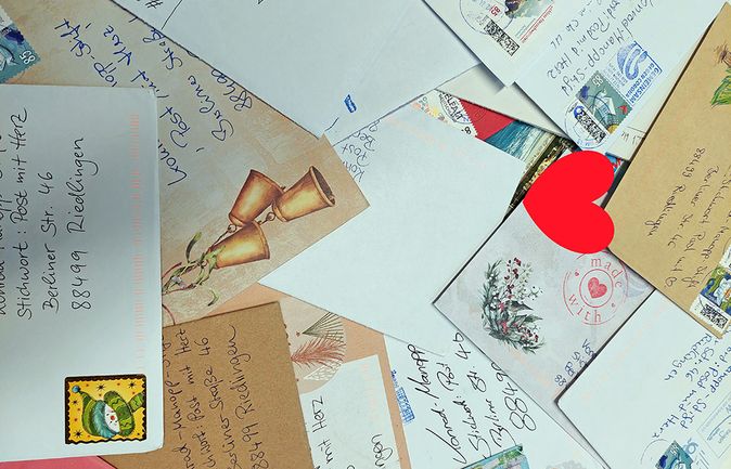 Handbeschriebene Briefe und Karten an Post mit Herz mit rotem Herzaufkleber