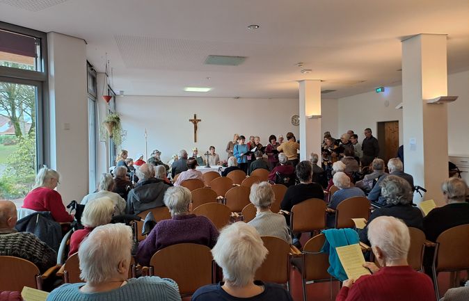 Dreikönigstag im Konrad-Manopp-Stift mit Chor und Sternsingern