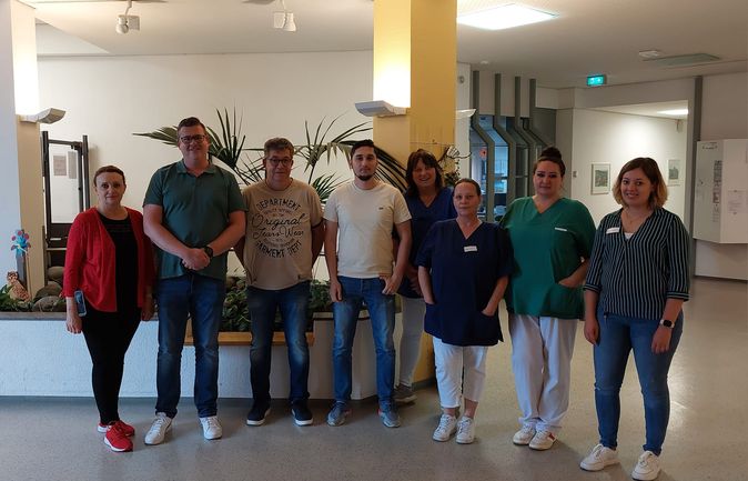 Acht Mitarbeitende in Empfangsbereich des Konrad-Manopp-Stifts beim Einführungstag