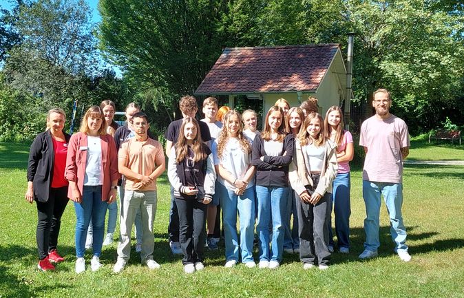 Zwei Schulklassen der Realschule Riedlingen im Garten des Konrad-Manopp-Stifts