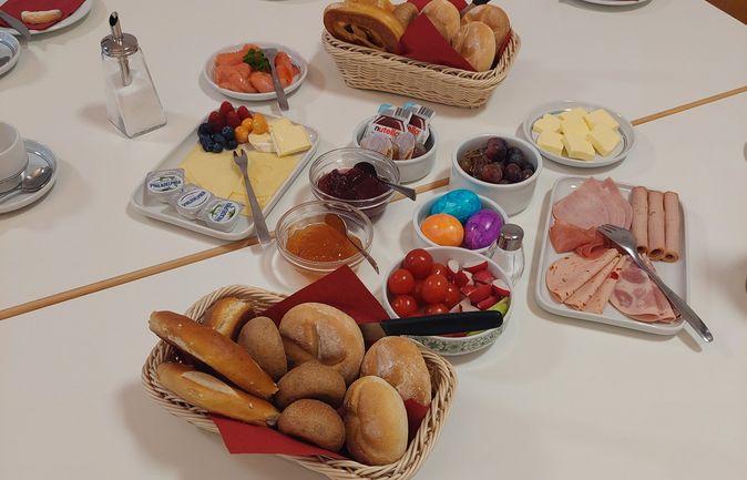 Gedeckter Frühstückstisch