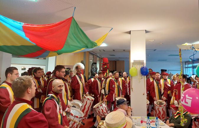 Musikgruppe in traditionellen Fasnetsuniformen mit Trommeln und bunten Decken im Konrad-Manopp-Stift