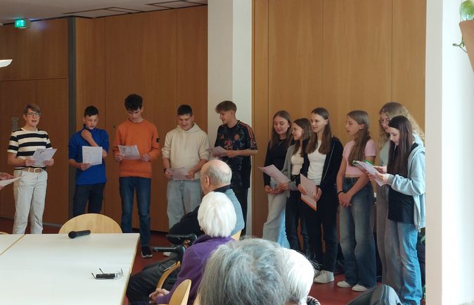 Schülerinnen und Schüler lesen vor im Konrad-Manopp-Stift