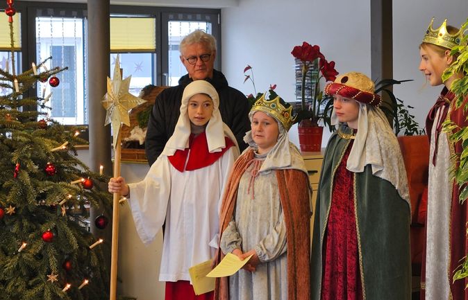 Kinder als Heilige Drei Könige im Konrad-Manopp-Stift neben Tannenbaum